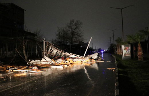 Manisa'da fırtınada çatılar uçtu ağaçlar devrildi