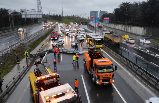İstanbul'da yola tabela devrildi trafik kilitlendi! Uzun kuyruk oluştu