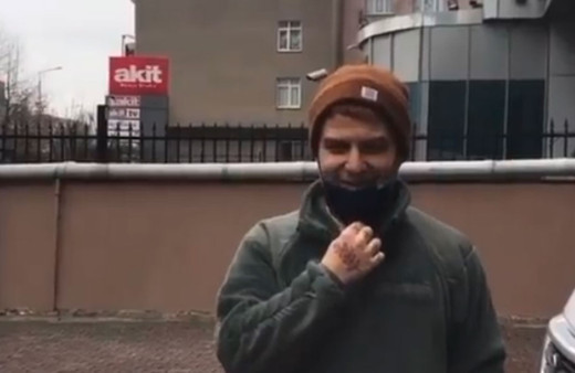 Gökhan Özoğuz’un Akit binası önünde çektiği videoyu yüzbin kişi izledi