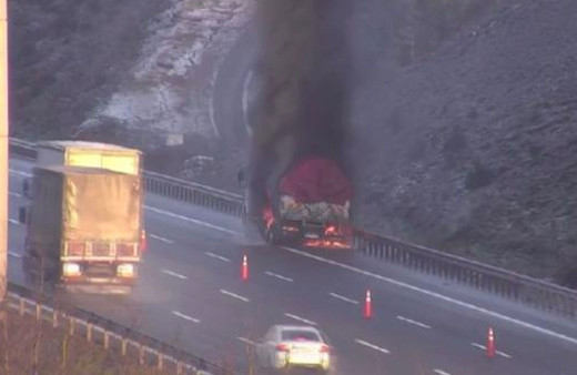 Sarıyer'de sabun yüklü kamyon alev alev yandı