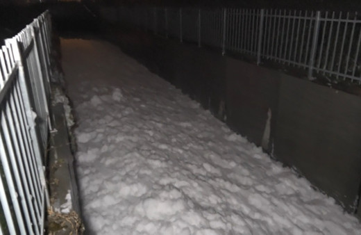 İstanbul'da etrafı köpük sardı ağır koku yayıldı! Mahalleli korkuyor