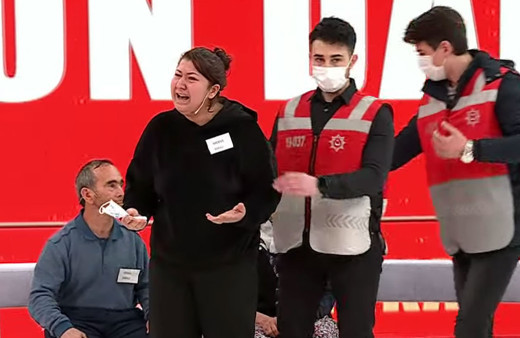 Çığlıklar duyuldu Müge Anlı canlı yayını kesti! 'Ben gitmem' diyen kadın ortalığı yıktı