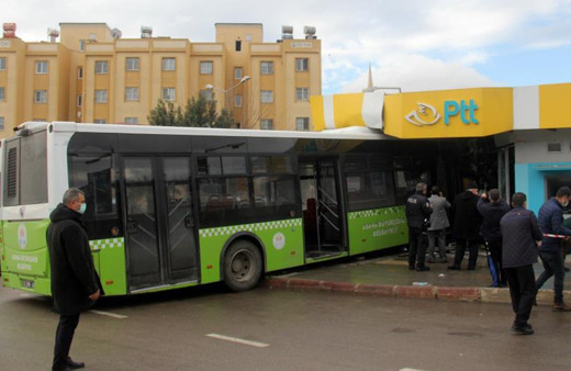 Adana'da korkunç kaza! Ok gibi PTT'ye saplandı: Çığlık çığlığa bağırıyordu