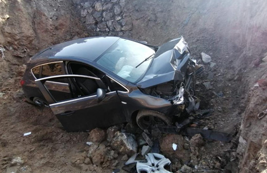 Manisa'da otomobil 5 metrelik çukura uçtu! Araç hurdaya döndü