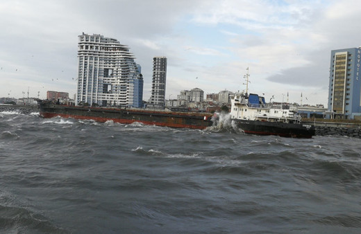 Zeytinburnu'nda gemi karaya oturdu