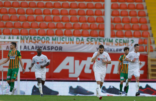 Alanyaspor ertelenen maçta Sivasspor'u rahat geçti