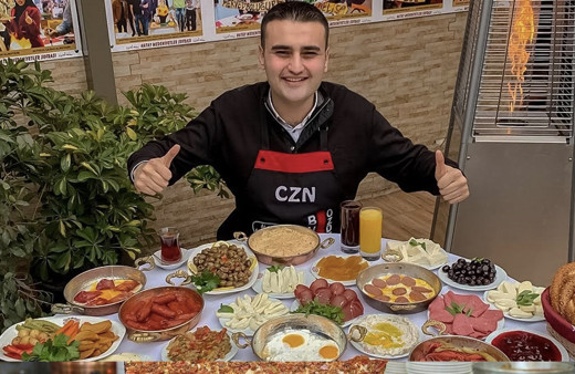 Burak Özdemir kaç yaşında CZN Burak sevgilisi kimdir?