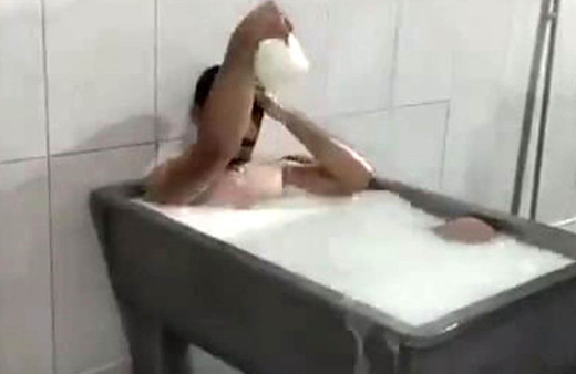 Konya'da 'süt banyosu' yapan şahıslardan biri artık lastikçi