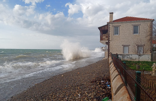 Çanakkale'de dev dalgalar evlere ulaştı