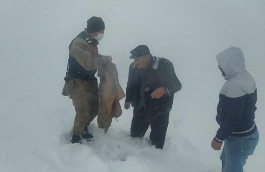 Erzincan'da tipide yolunu kaybedip donma tehlikesi geçiren yaşlı adamı jandarma kurtardı