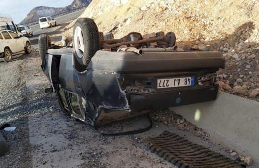 Siirt'te lastik patlayınca otomobil kontrolden çıktı takla attı! Yaralılar var