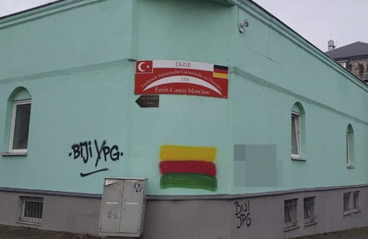 Almanya'da aynı camiye üçüncü saldırı! Terör örgütü yandaşları sloganlar yazdı