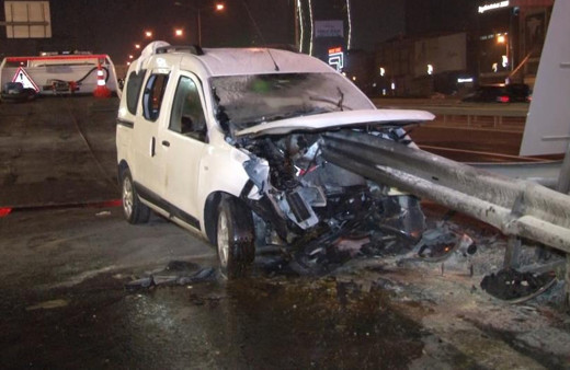 İstanbul'da korkunç kaza! Otomobil bariyerlere ok gibi saplandı.