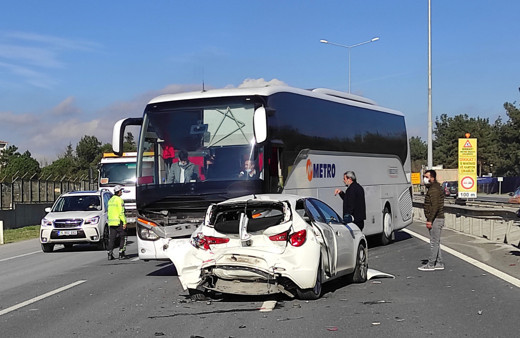 İstanbul'da trafiği kilitleyen kaza! Uzun araç kuyrukları oluştu