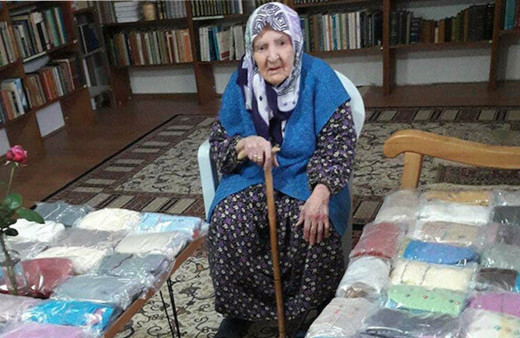 Mehmetçik kendileri için yün çorap ören Zeliha nineye el dokuması seccade gönderdi