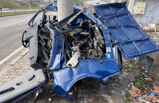 Samsun'da korkunç kaza! Direğe çarptı bu hale geldi: Dede ve torunu...