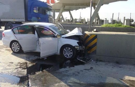 Aydın'da feci kaza! Otomobil otoyol gişelerine çarptı ölenler var