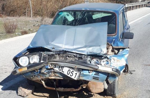 Manisa'da feci kaza! Otomobil tankere arkadan çarptı hurdaya döndü