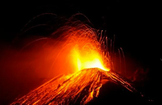 İtalya'daki Etna Yanardağı yine harekete geçti