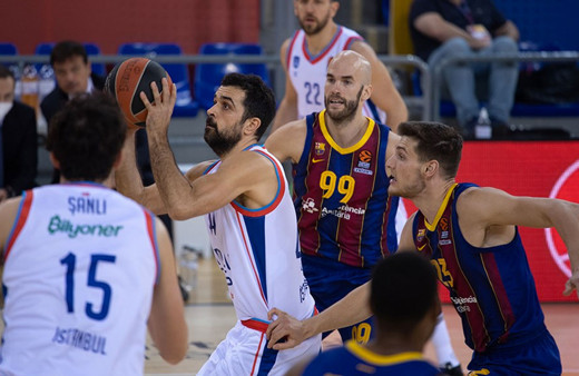 Anadolu Efes, deplasmanda Barcelona'yı devirdi