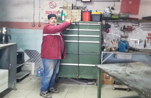 Manisa'da mağdur esnaf hırsızın kendisinden çaldığı malzemelere talip oldu