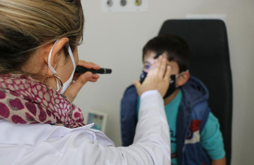 AK Parti Milletvekili Tuba Çokal doktor önlüğünü çocuklar için tekrar giydi