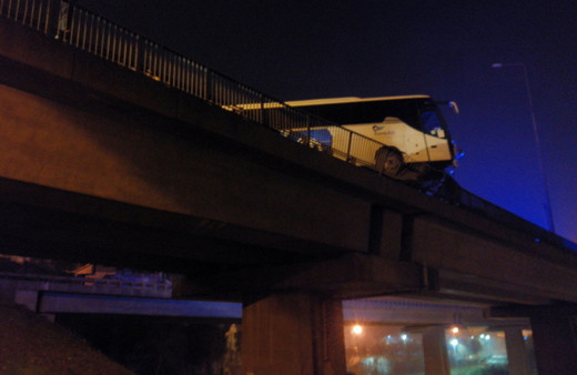 Yolcu dolu otobüs TEM'de kontrolden çıkıp viyadükte asılı kaldı! Uçmasına ramak kaldı