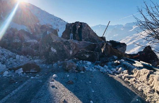 Şemdinli-Yüksekova kara yolu kayaların düşmesiyle ulaşıma kapandı