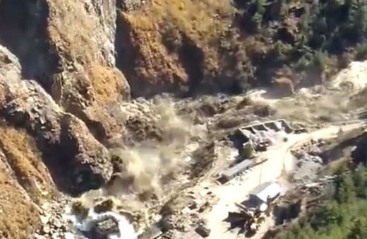 Hindistan'da nehre düşen buzul faciaya neden oldu