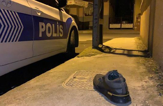 Pendik'te kavga ihbarına giden polislere fırlattılar! Halı, ayakkabı...