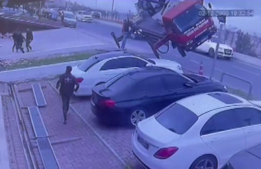 İstanbul Bakırköy'de devrilen vincin sepetindeki işçiler ölümden döndü