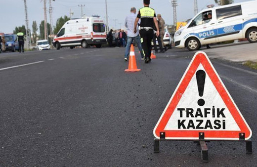 Kilis'te feci kaza! Otomobil ve ticari araç çarpıştı: 2 yaralı