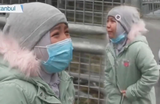 Minik Uygur kızın hıçkırıkları yürek yaktı! Sizin çocuklarınız yok mu vicdanınız yok mu