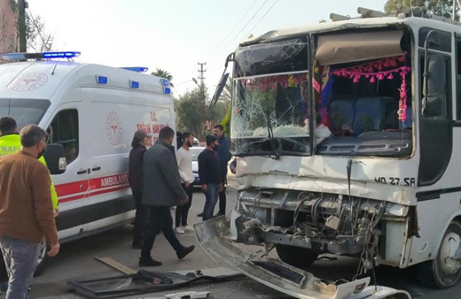 Hatay'da işçileri taşıyan midibüsler kafa kafaya çarpıştı: Çok sayıda yaralı var