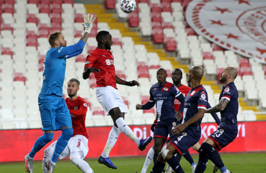 Antalyaspor konuk olduğu Sivasspor'u yenerek kupada yarı finale çıktı