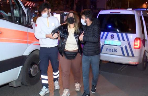 Kadıköy'de otomobil aydınlatma direğine çarptı! 1 yaralı var