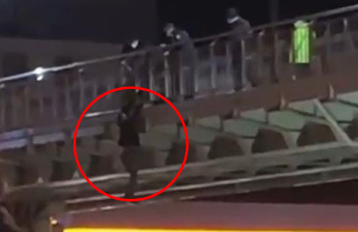 İstanbul'da yürekleri ağza getiren görüntü! Köprüden kendini aşağı sarkıtıp...