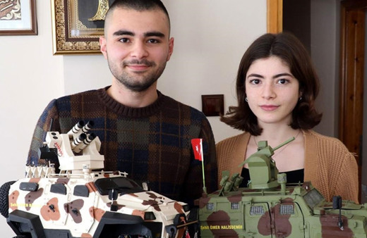 Sivaslı gencin mukavvadan yaptığı 'Ejder Yalçın' ve 'Yörük' maketleri gerçeğini aratmıyor