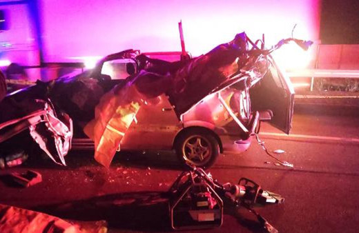 Konya'da kavşakta dönen TIR'a otomobil çarptı! 3 kişi hayatını kaybetti