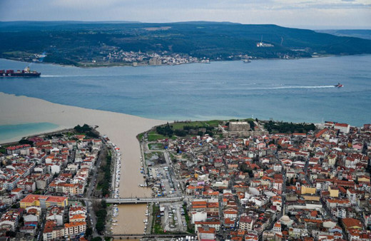 Sarıçay'dan akan çamurlu su Çanakkale Boğazı'nın rengini değiştirdi