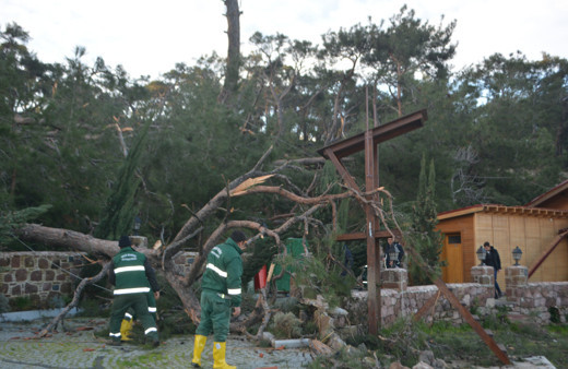 Ayvalık'ta hortum! Tekneler battı araçlar ve evler zarar gördü