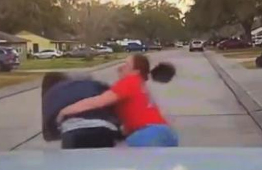 Kahraman anne kızının odasını gözetleyen sapığı tek hamlede yere devirdi