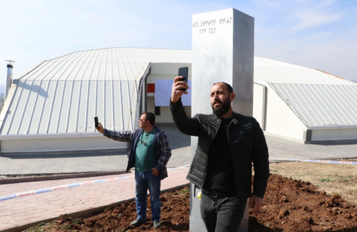 Monolit yine ortaya çıktı Şanlıurfa'da gören telefona sarıldı! Vatandaşlar şaştı kaldı