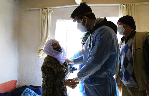 Fedakarlık dağ boyu! Sağlık ekibi 1950 rakımlı tepeye tırmandı 86 yaşında ilk kez aşı oldu