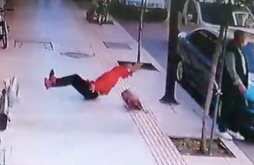 Abisi eve kilitledi o da kendini balkondan aşağı attı! Kaldırımdaki adam ölümden saniyelerle kurtuldu