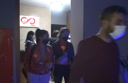 Esenyurt'ta masaj salonuna baskın! Yabancı uyruklu kadın bakın nereye saklandı