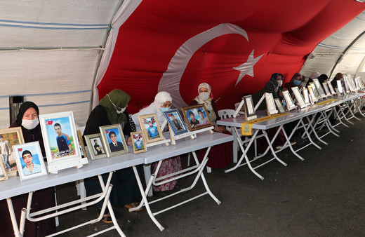 Ciğer yakan gerçek! Mağara şehitlerinden 6'sının annesi Diyarbakır'da evlat nöbeti tutuyordu