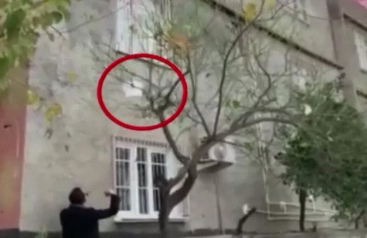 Adana'da evden sepet sarkıtarak satış yapan uyuşturucu tacirine suçüstü