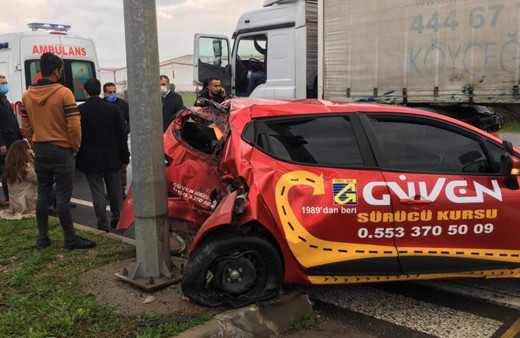 Aydın'da feci kaza! TIR sürücü adayının aracına çarptı: Yaralılar var