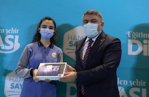 Dilovası Belediye Başkanı Hamza Şair ilçedeki 10 bin öğrenciye tablet dağıttı